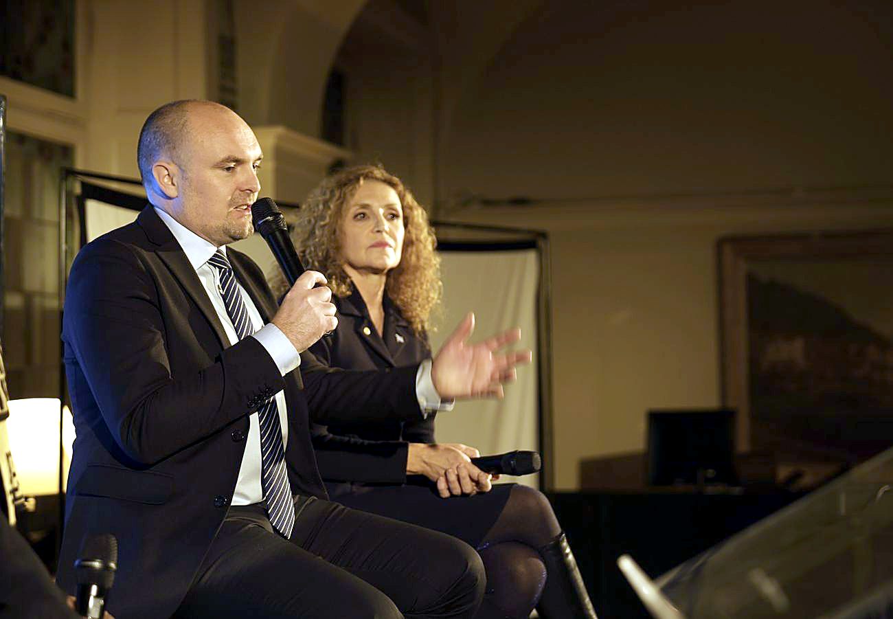 Thomas Tougaard in a fireside conversation on stage